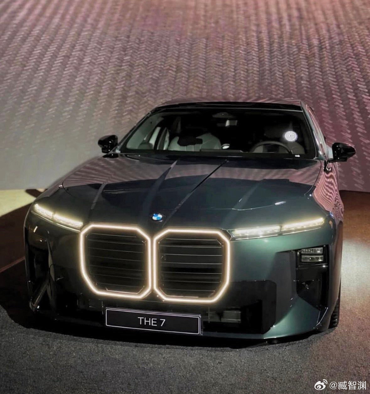 新老7系对比，再pick一下！PS：左边是中期改款的新款，右边是旧款，两个双肾也