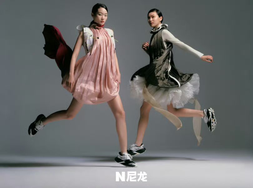 当野性穿搭成为时尚潮流 告别平庸穿搭，野性风席卷时尚圈。粗犷外底+潮流配色，自带