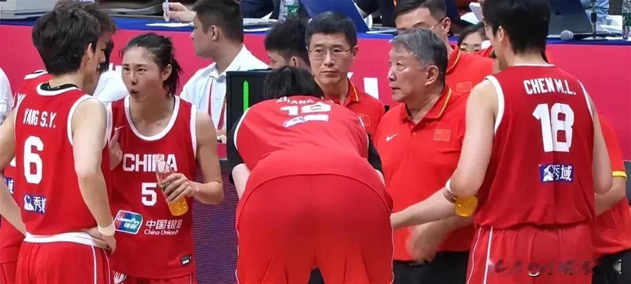 两个首发10中0，女篮险胜暴露隐忧：张子宇独木难支，外线哑火成隐患

中国女篮在