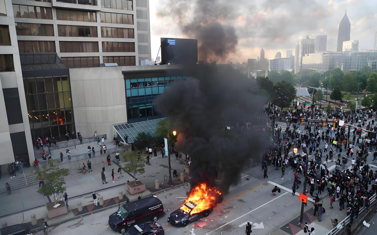 联邦突袭点燃战火
6月6日，美国移民与海关执法局（ICE）在洛杉矶突袭购物中心、