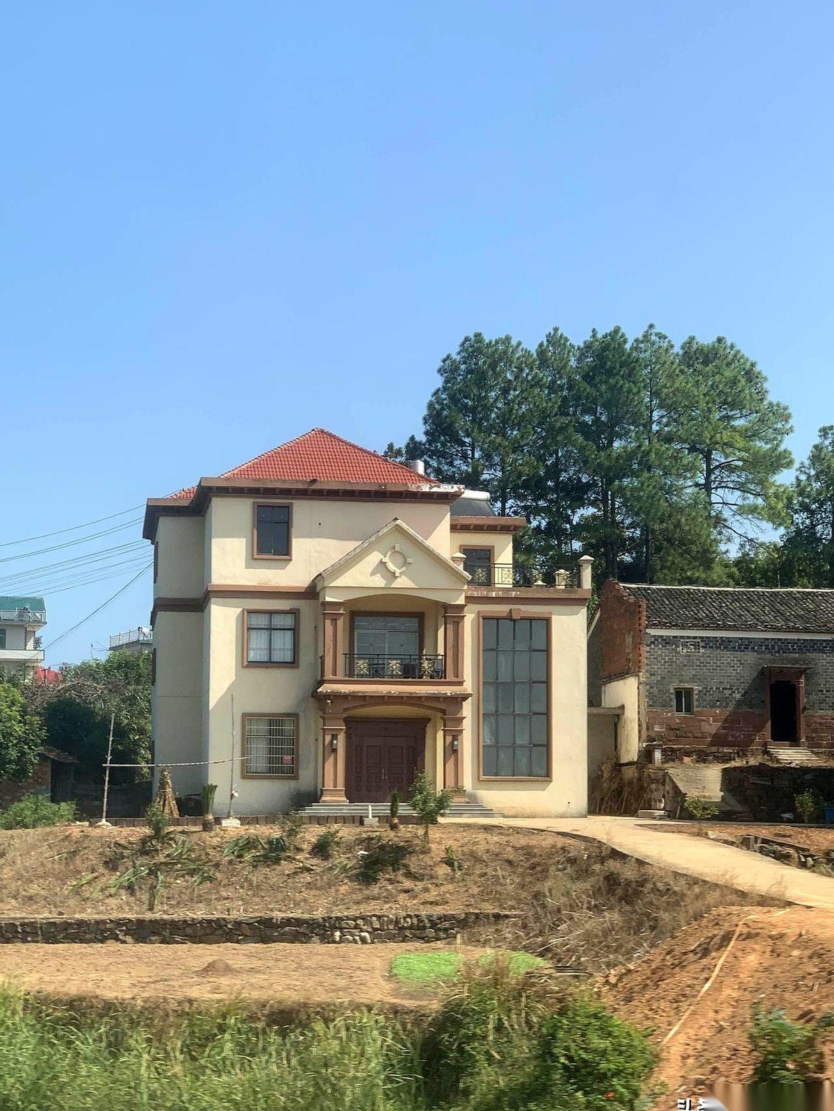 五十岁生日那天，体检报告一出来，我对着那一排齐刷刷的向上箭头，突然就跟自己和解了