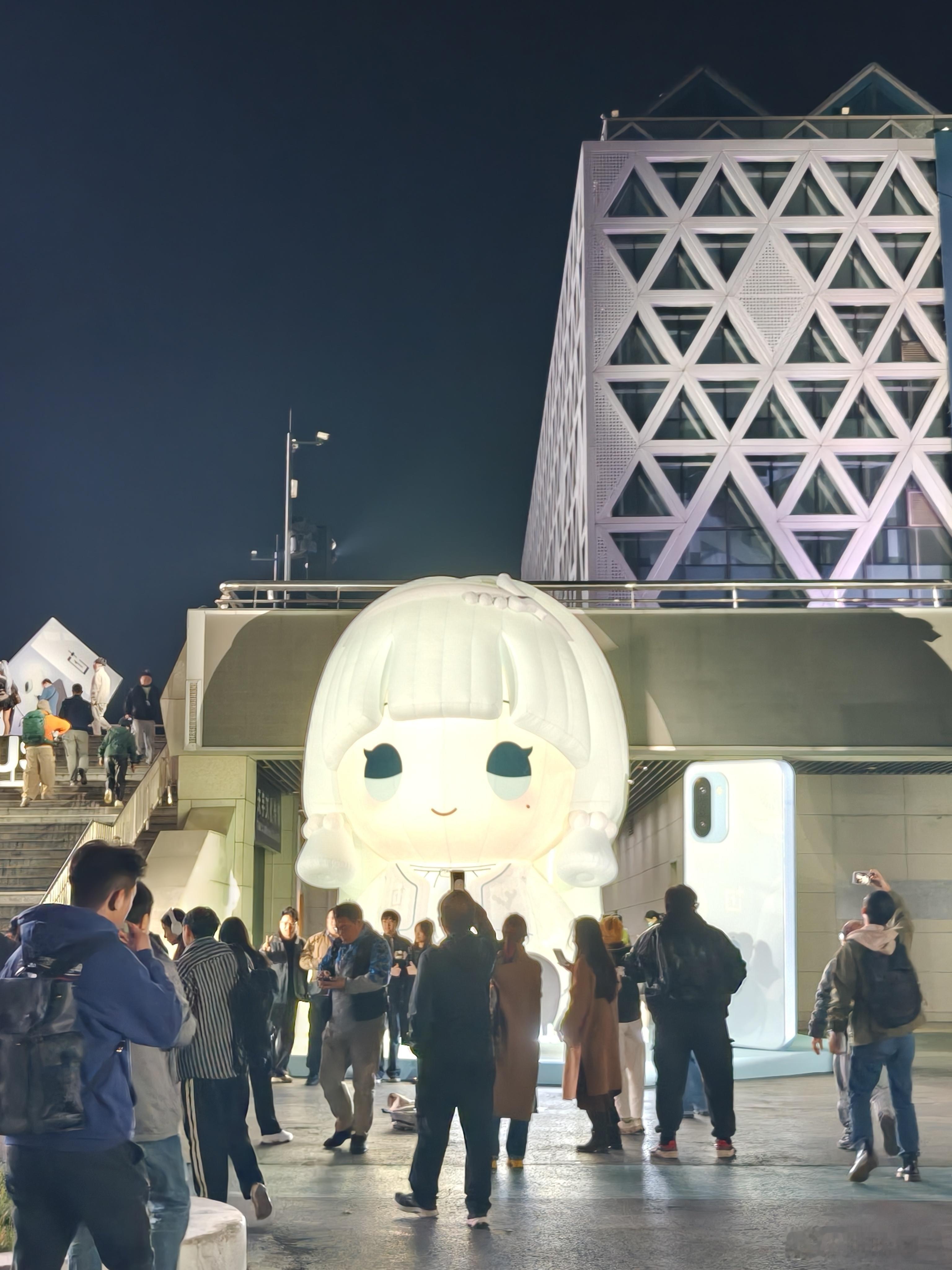 来看一加Ace6T 发布会了，性能旗舰，手机中的吕布，以一敌三。 