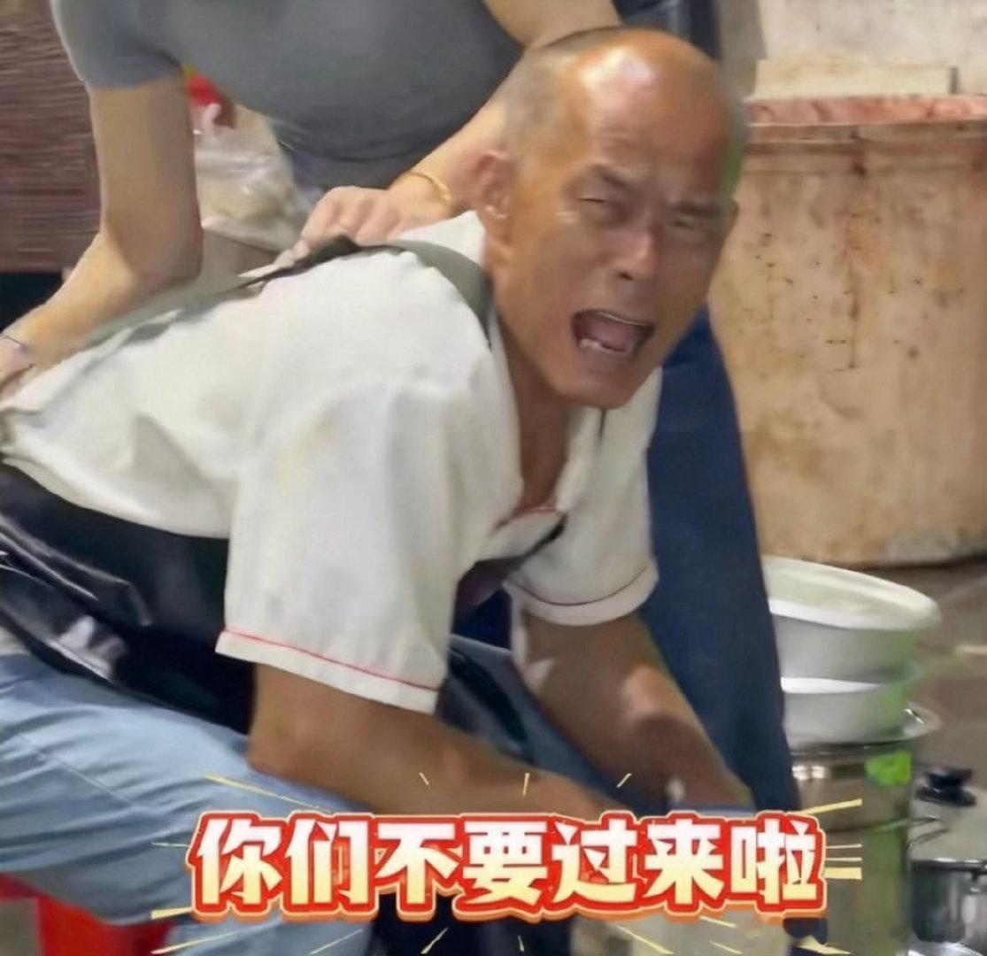 老莫以为能省事结果更忙了本以为躲开堂食就能省事，结果黄衣军团团团围住门店，堂食热