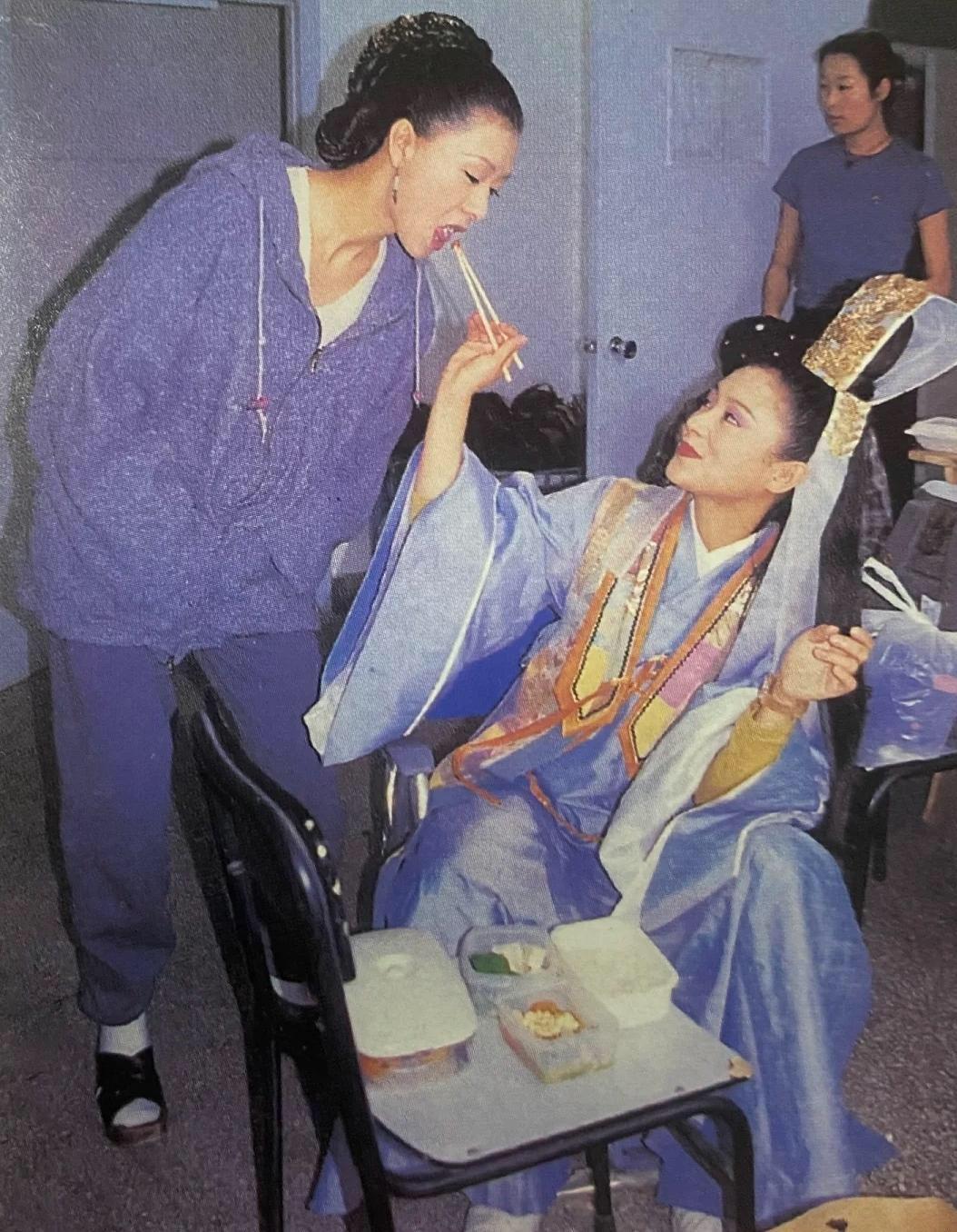 1998年，30岁的陈红在电视剧《神雕侠侣》剧组，坐在那里吃饭的画面。

当时，
