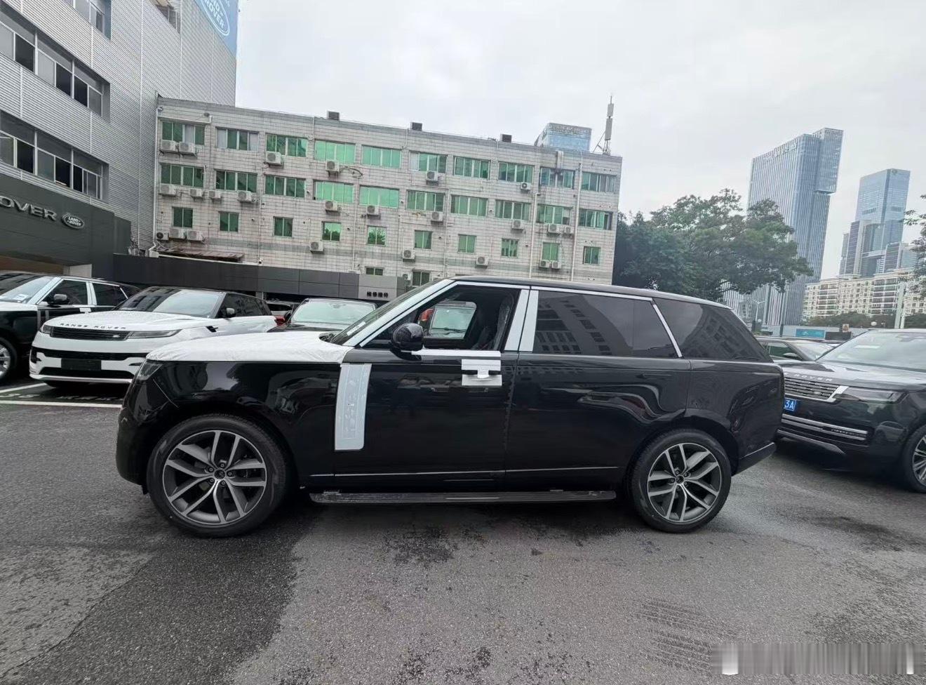 揽胜 HSE 黑红指导价1478000元选配38900元 平移销售优惠1.5万 