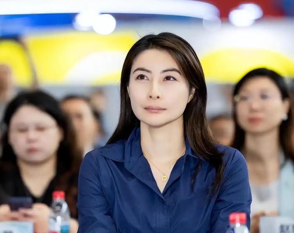 公公霍震霆仅用一句话就让郭晶晶成为了豪门儿媳的天花板，而婆婆朱玲玲对于郭晶晶生女