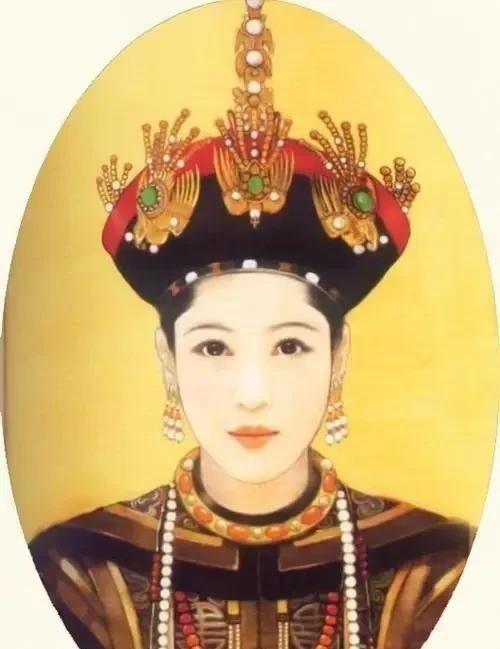 1665年，康熙娶了12岁的赫舍里氏，这事儿在当时的皇宫里也算挺新鲜。

毕竟皇