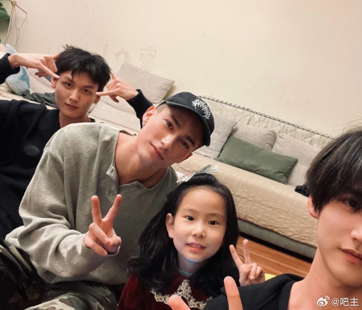 米卡[超话]米卡在周柯宇家过年 合伙人观后感伦敦合伙人 缘分早就埋下伏笔！米卡过