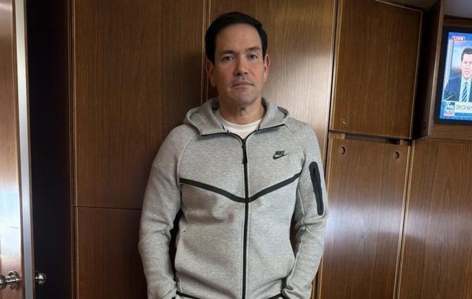 鲁比奥身着被绑架的马杜罗版卫衣前往北京！
美国国务卿鲁比奥穿着与委内瑞拉总统尼古
