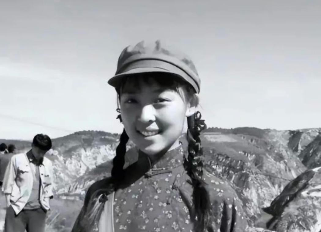 1969年，知青张梅香被公社副主任黄书良叫到办公室。从身后抱住了张梅香，嘴里念叨