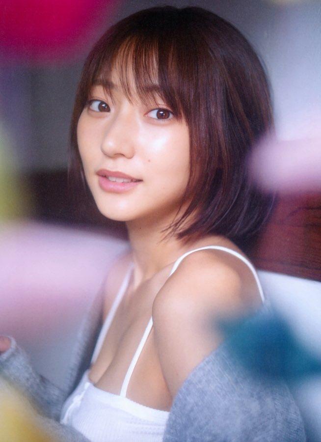 温柔甜美的少女，笑靥如花，令人心动