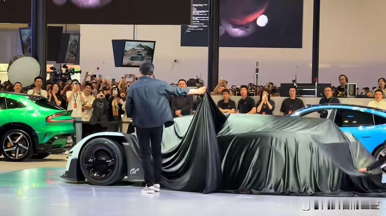 雷军：帅吗？这是小米Vision GT赛车概念车首次在国内亮相

今天上午，雷军