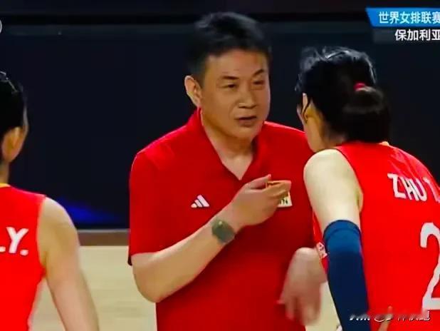 25-15，25-12，25-17，朱婷首发，赖亚文坐到教练席协助蔡斌，中国女排