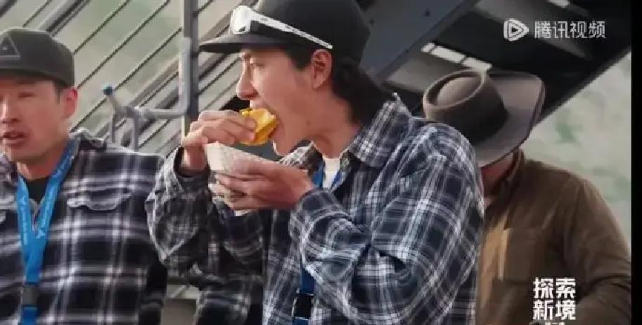 凌晨三点，你盯着屏幕刷到王一博斗牛照，瞳孔瞬间放大。
 
斗牛场红布翻飞，他单膝