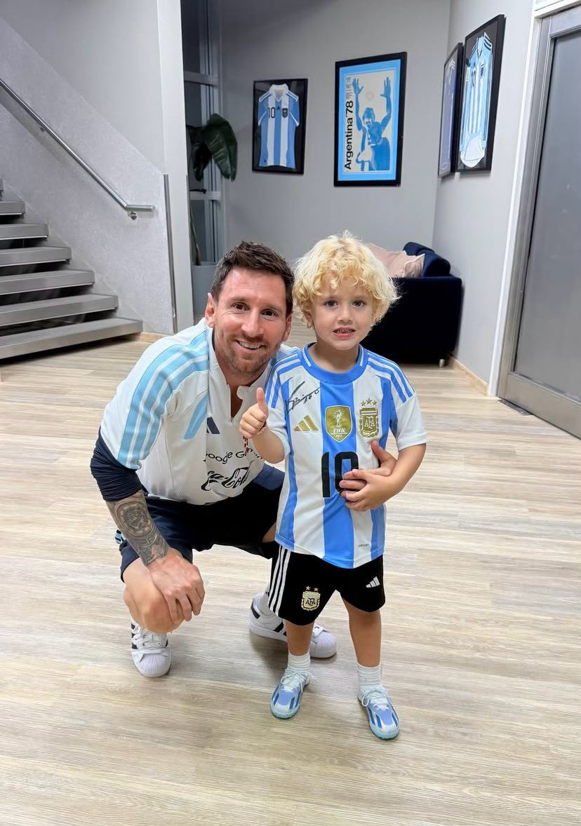 真阔爱😍梅西与前阿根廷国门河床门将阿尔玛尼之子瓦伦蒂诺·阿玛尼合影！梅西阿根廷