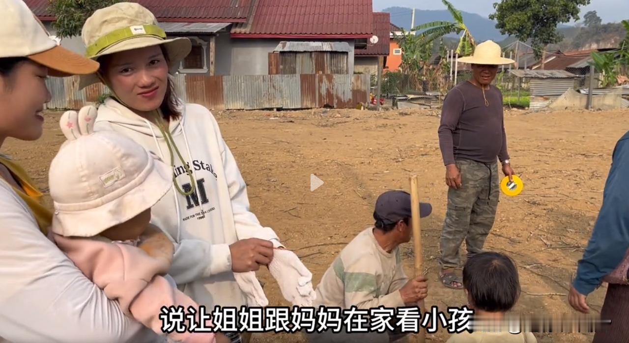 抠门到家了！蜜找老板买一桶水拌水泥，老板不来，其实是蜜太小气了！

涛子在老挝买