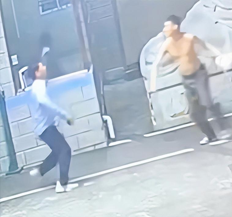 前几天，一男的踉踉跄跄冲到某部队营区门口，对着执勤的武警哨兵就喊救命，说后头有人