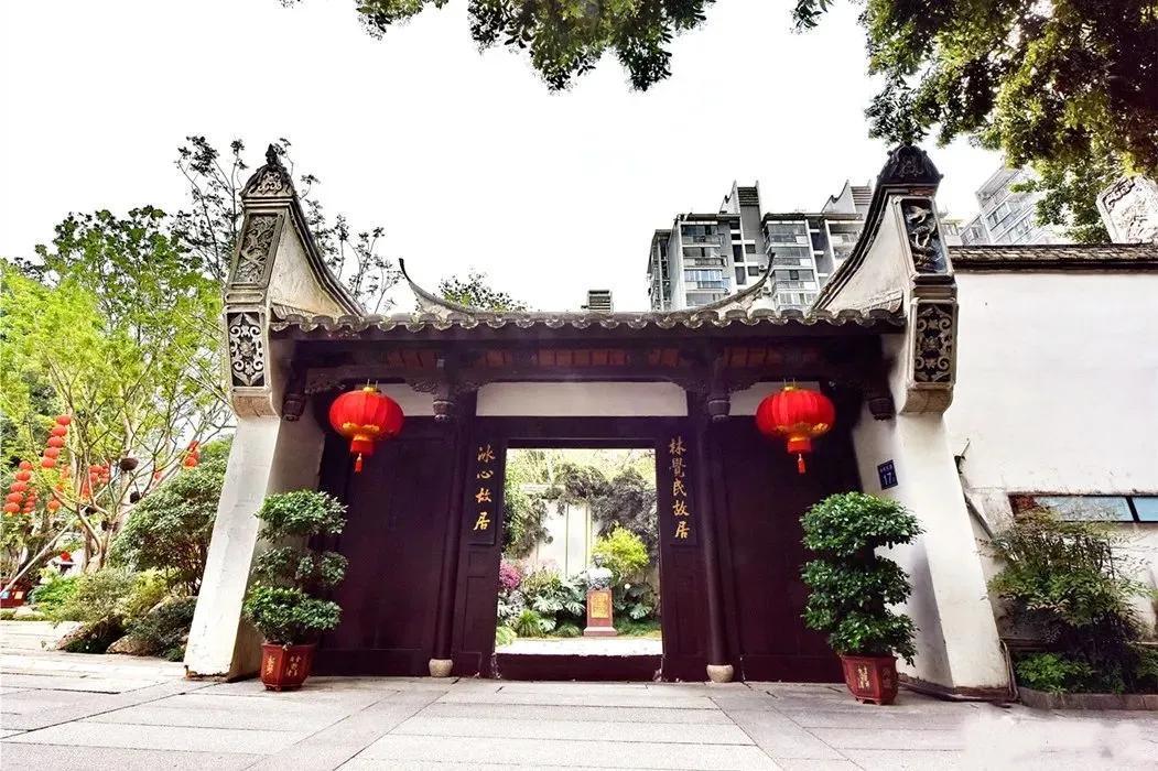 三坊七巷是福州鼓楼区的历史文化街区，以南后街为中轴线，西侧三坊为衣锦坊、文儒坊、