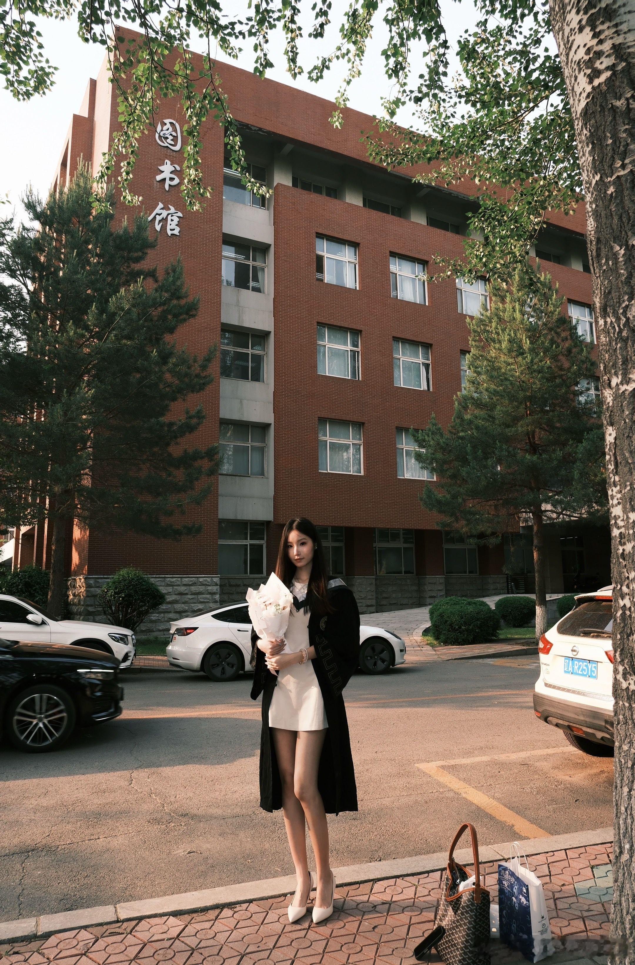 白色高跟鞋搭配学士服，在这最美毕业季～ ​​​