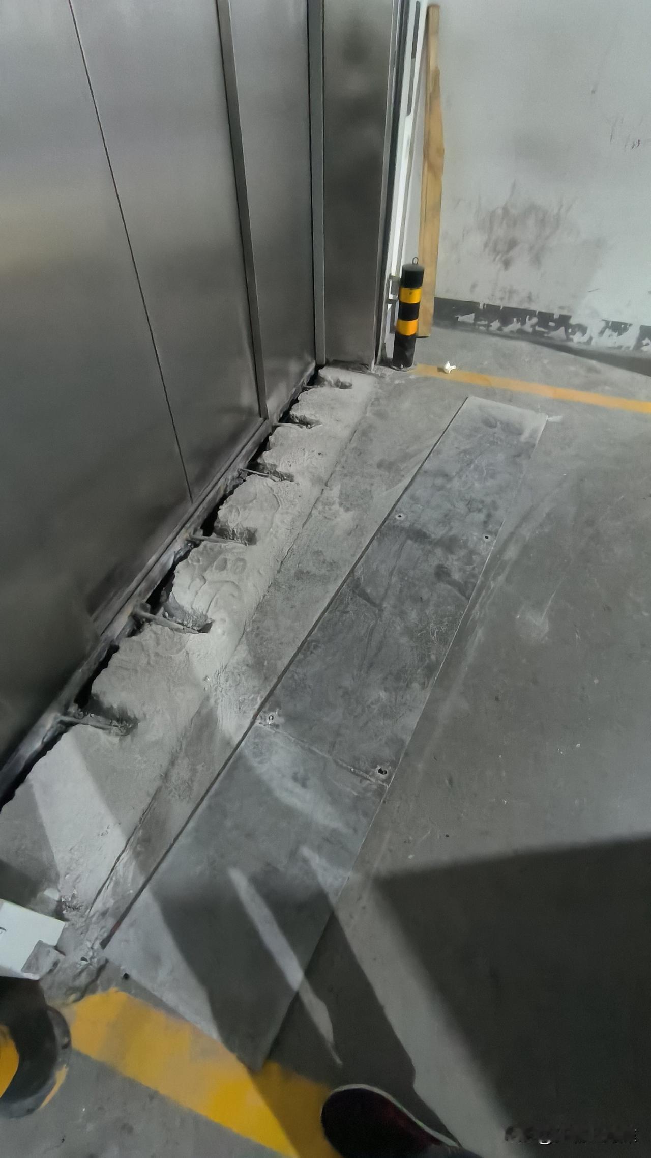 这一次电梯维修成本太高了，居然都开始钻地了！