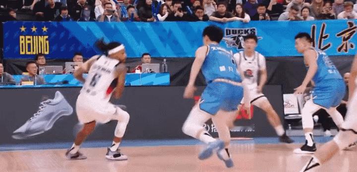 北京队85-87被山东两分绝杀，和广东队一样都是在主场被对方超级外援绝杀！所以广