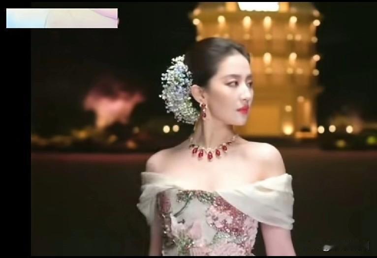 盛典上的怼脸拍，随便截的侧脸