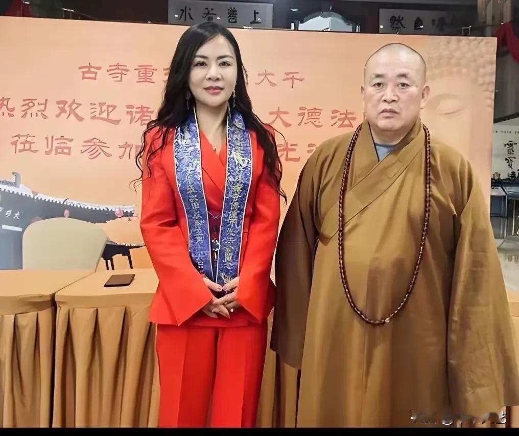 都说男人是山，女人是水。
没有山的庇护，水会四处流淌；
没有水的滋润，山就会倒塌