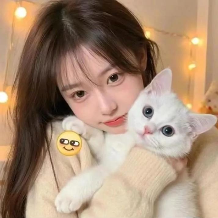 萌宠相伴，温暖如春！🐱💖萌宠 萌宠相拥 萌宠同框照 萌宠相伴 萌宠亲密 萌宠