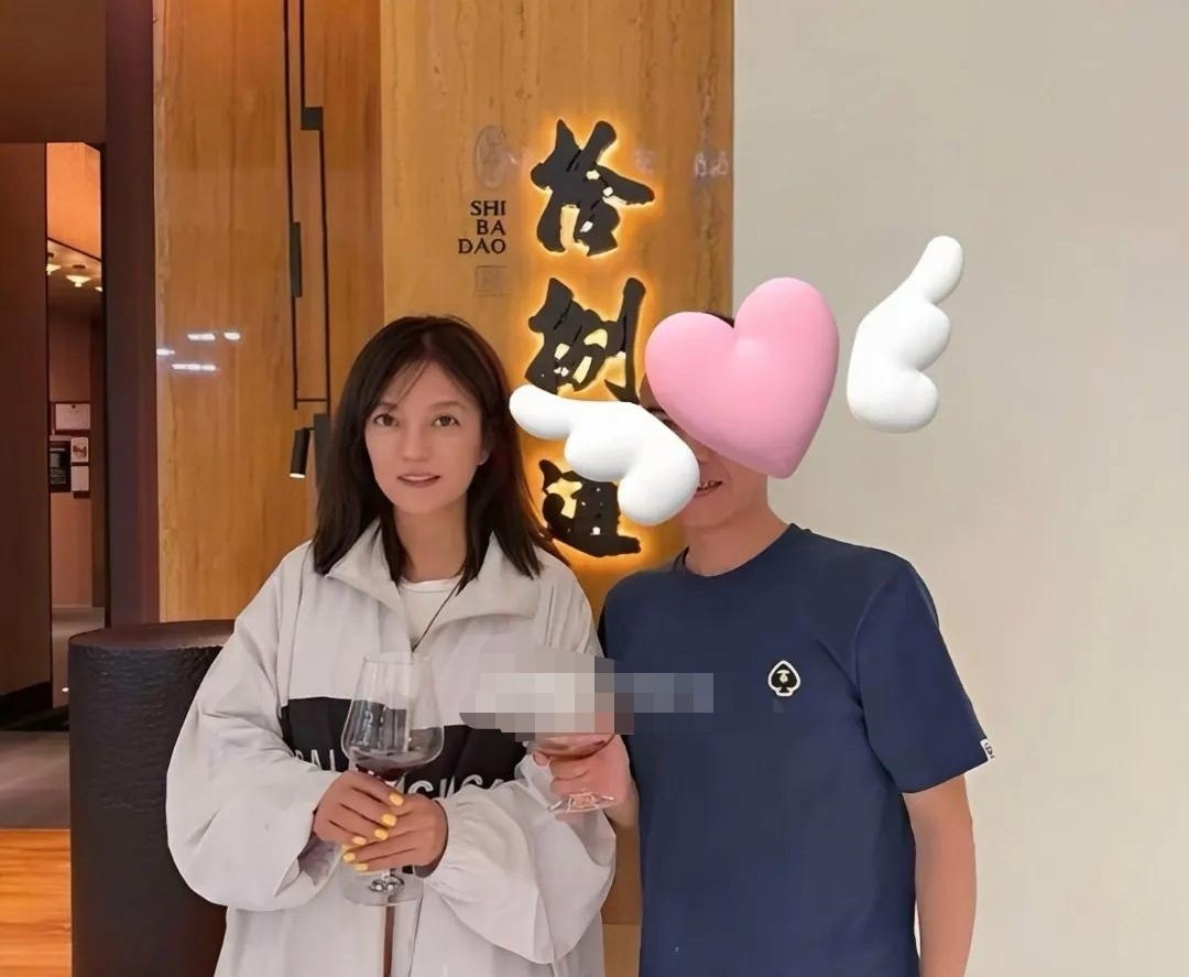 49岁赵薇和朋友现身潮州度假，她身穿米白色宽松式风衣，打扮朴实，化了淡妆，气色不