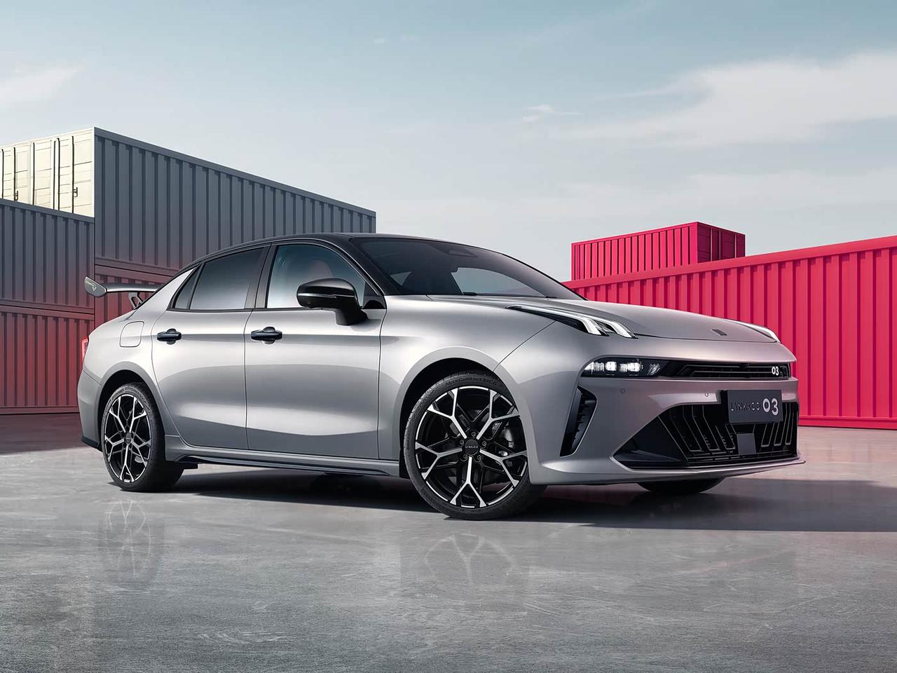 领克03推出了大尾翼版本，配备三段式可调碳纤维尾翼、炽热红内饰，2.0T发动机爆