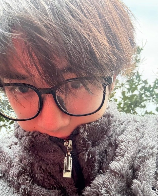 丁程鑫演我回家过年！果然没有一个瘦子能逃得过厚厚的睡衣 这穿上看不出一点身材了哈