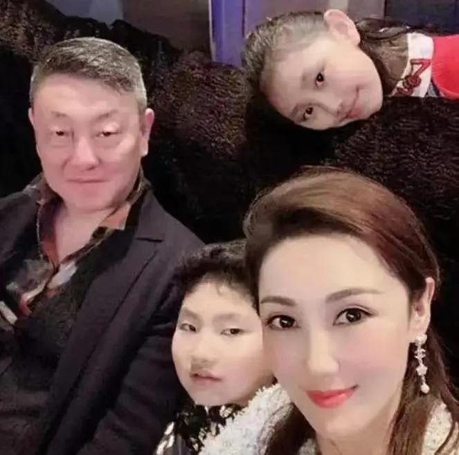 韩磊的出轨瓜到底保不保真？
如果是真，他老婆其其格可太不值了。
比韩磊小16岁，