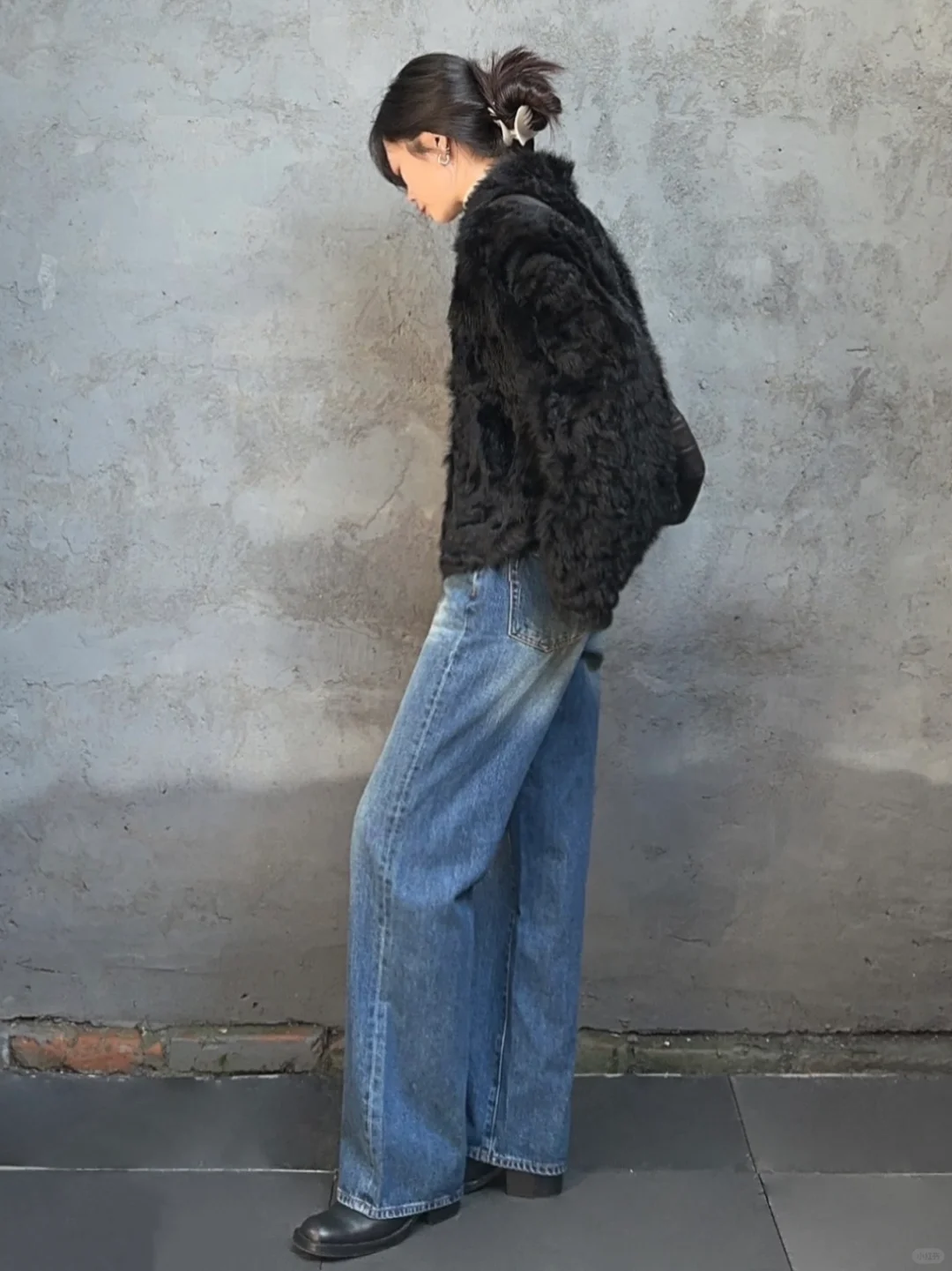 今天Bella一下！皮草这么穿太酷了！