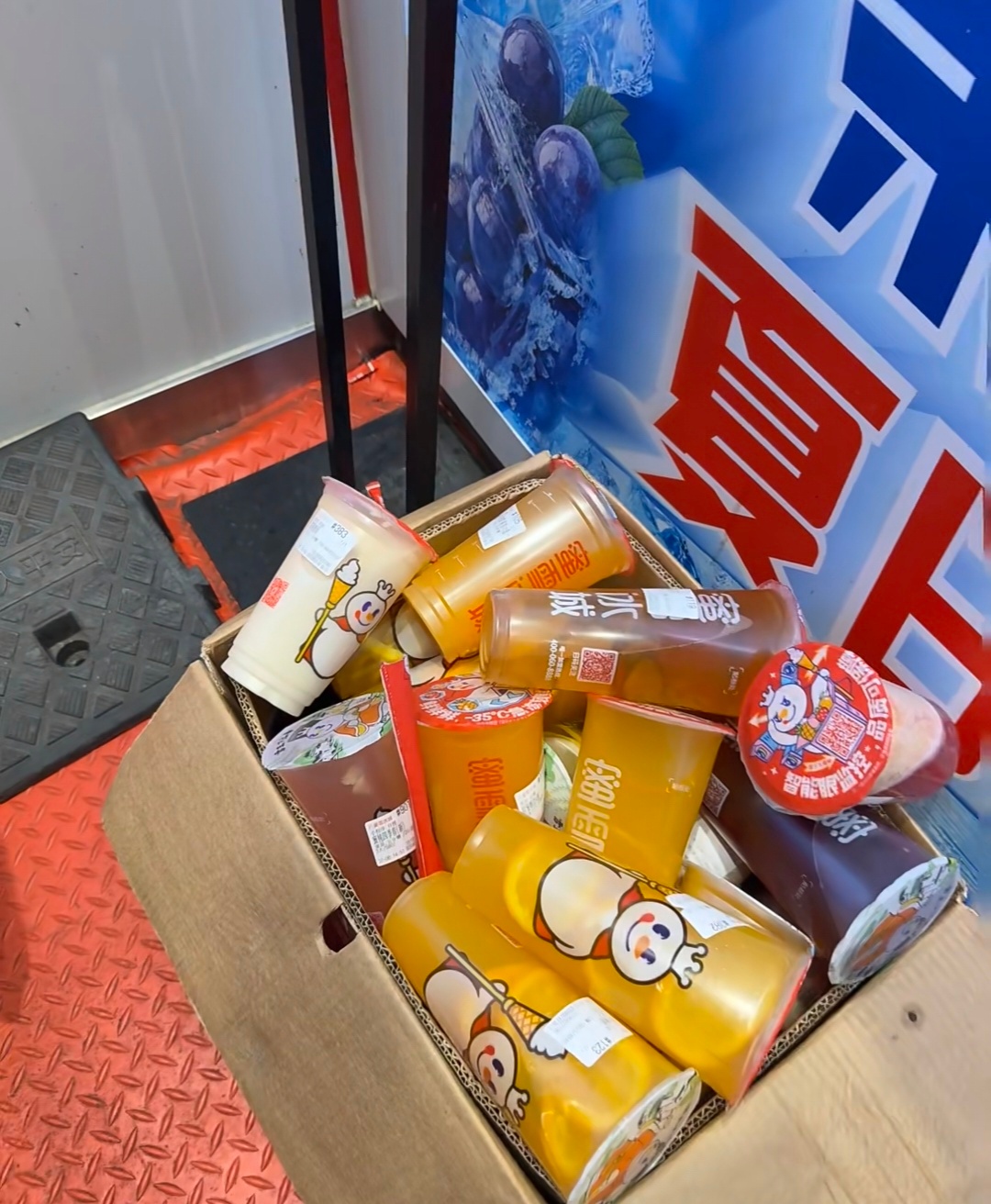 外卖0元购大量奶茶无人认领 有点搞过了！平台的锅啊，这样太浪费[允悲] ​​​
