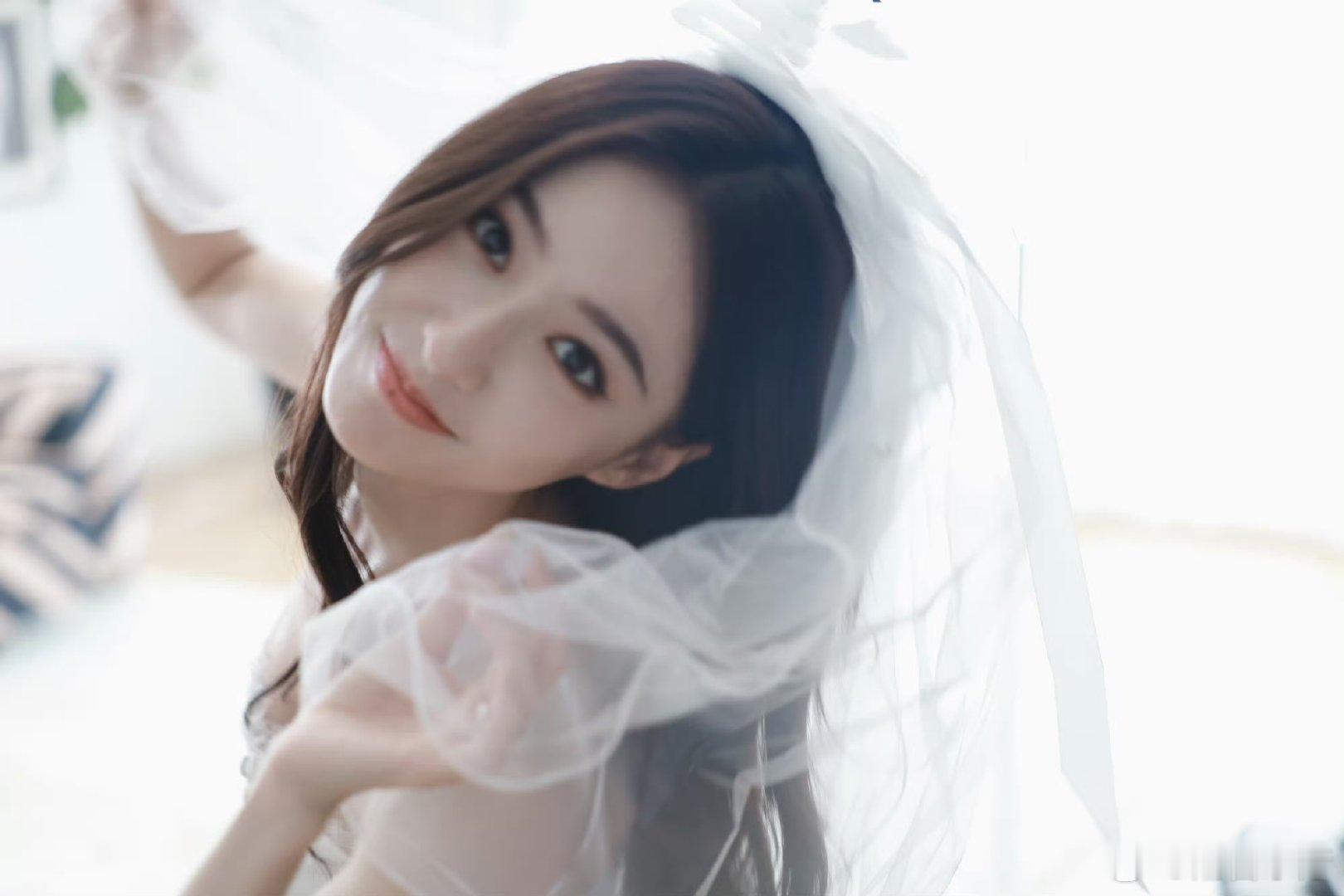 胡连馨给朋友当伴娘 胡连馨的伴娘造型太有氛围感了！头发梳起清爽又大方，简单妆容更