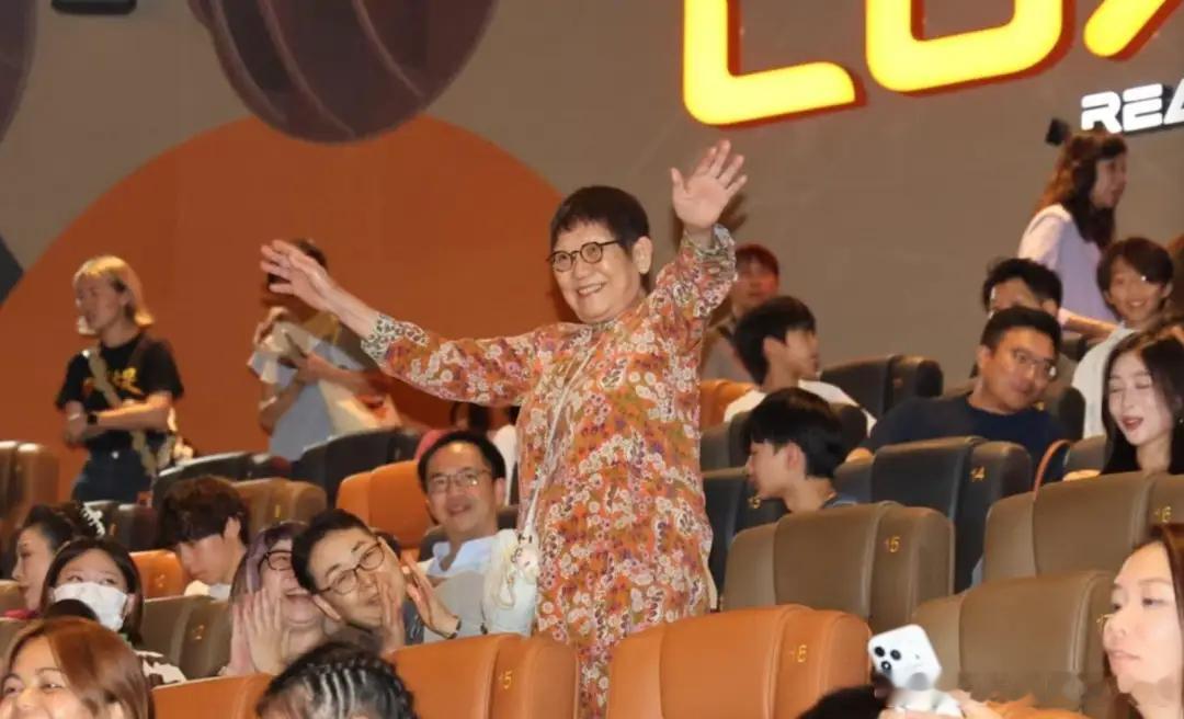 周星驰妈妈86岁状态周星驰86岁母亲罕见露面 周星驰86岁母亲罕见露面，周妈妈保