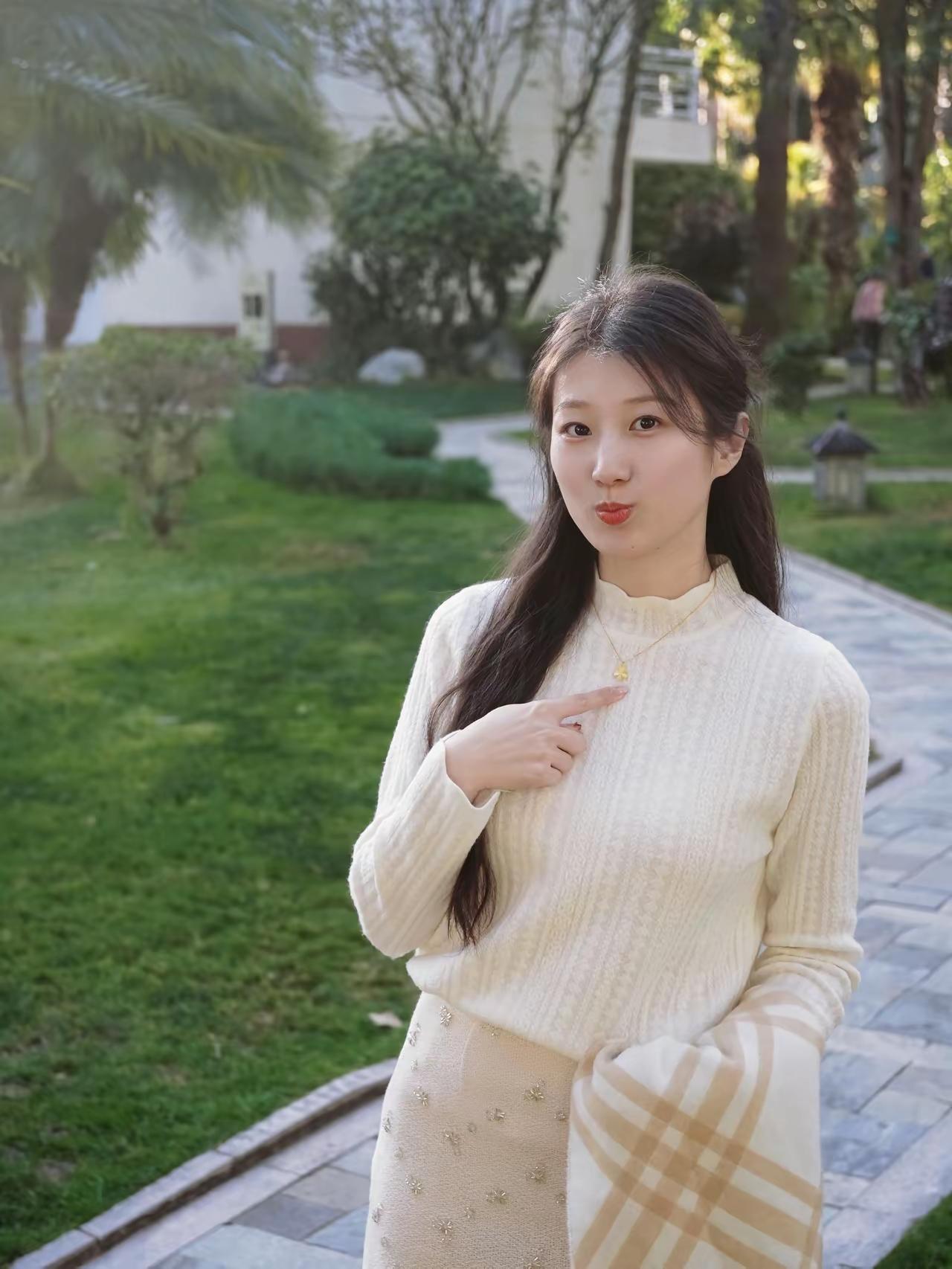 秋日穿搭指南：米色毛衣+格子裙，温暖又时尚！🍂👗👩‍❤️‍💋‍👩