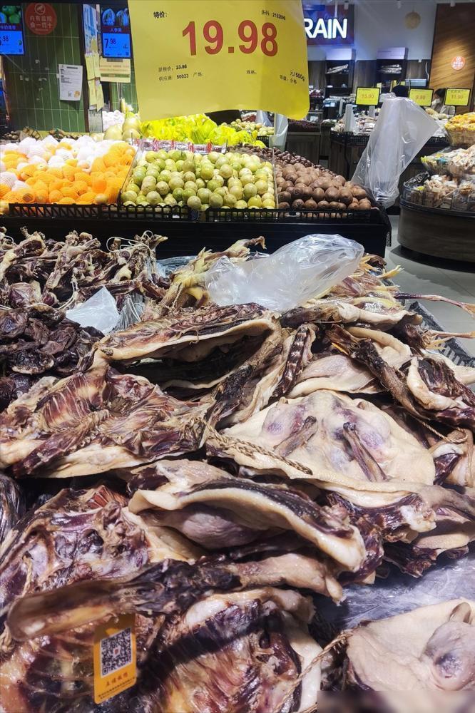 一位在乡下养了10年鸭子的朋友告诉我一个真相，超市19.98元的腊板鸭少吃。
