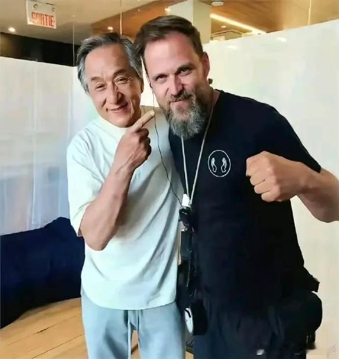 成龙因手臂上明显的双骨被戏称为“双骨龙”
