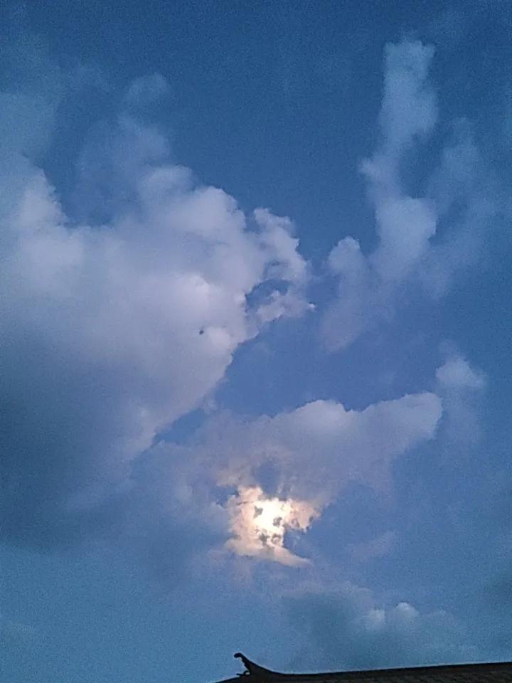 老家兰坪最近天天阴雨绵绵，心情都跟着湿漉漉的。今天终于露出月亮来了，那月光洒下，