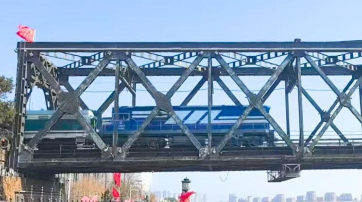 时隔6年，中国客运列车再次进入朝鲜

12日，一列中国客运列车穿过鸭绿江上的中朝