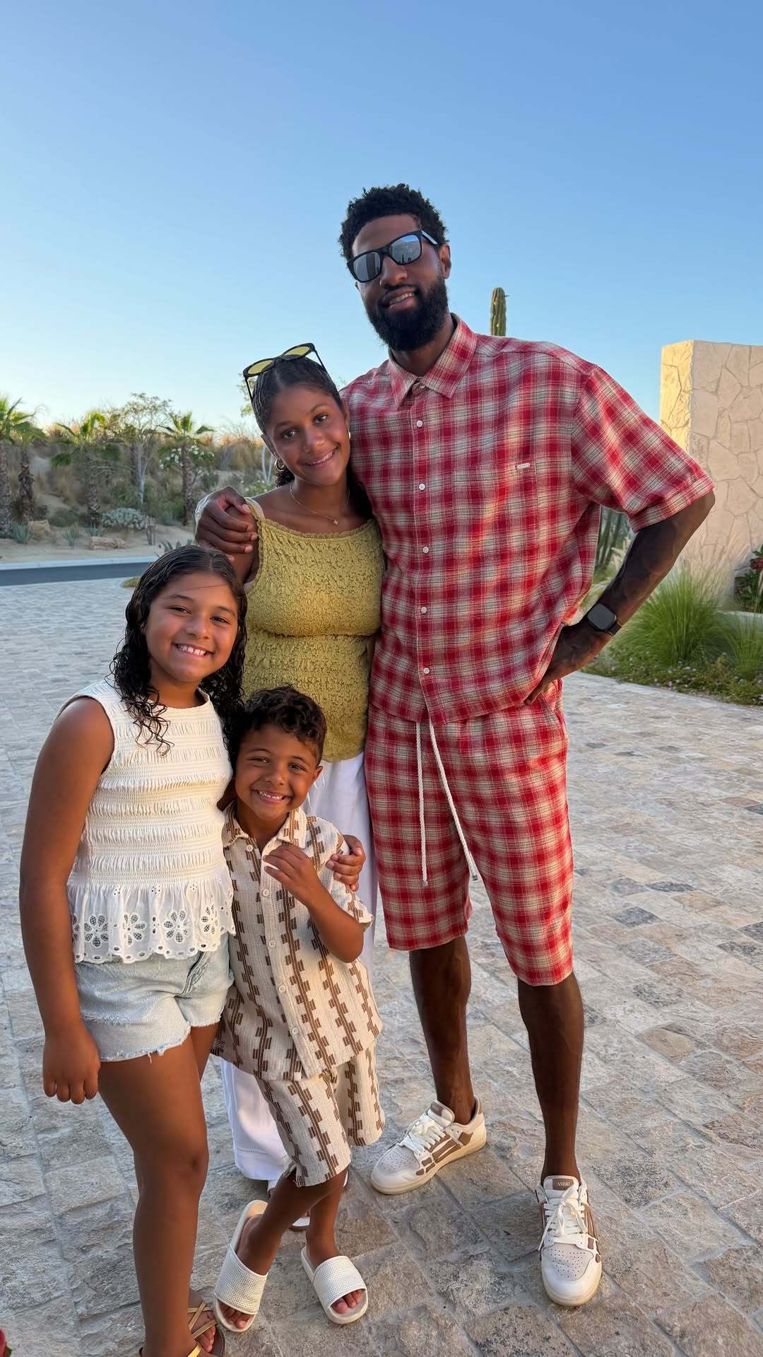 休赛期日常！“亲子系列”合照🌊费城76人NBA点赞成金PaulGeorge保罗