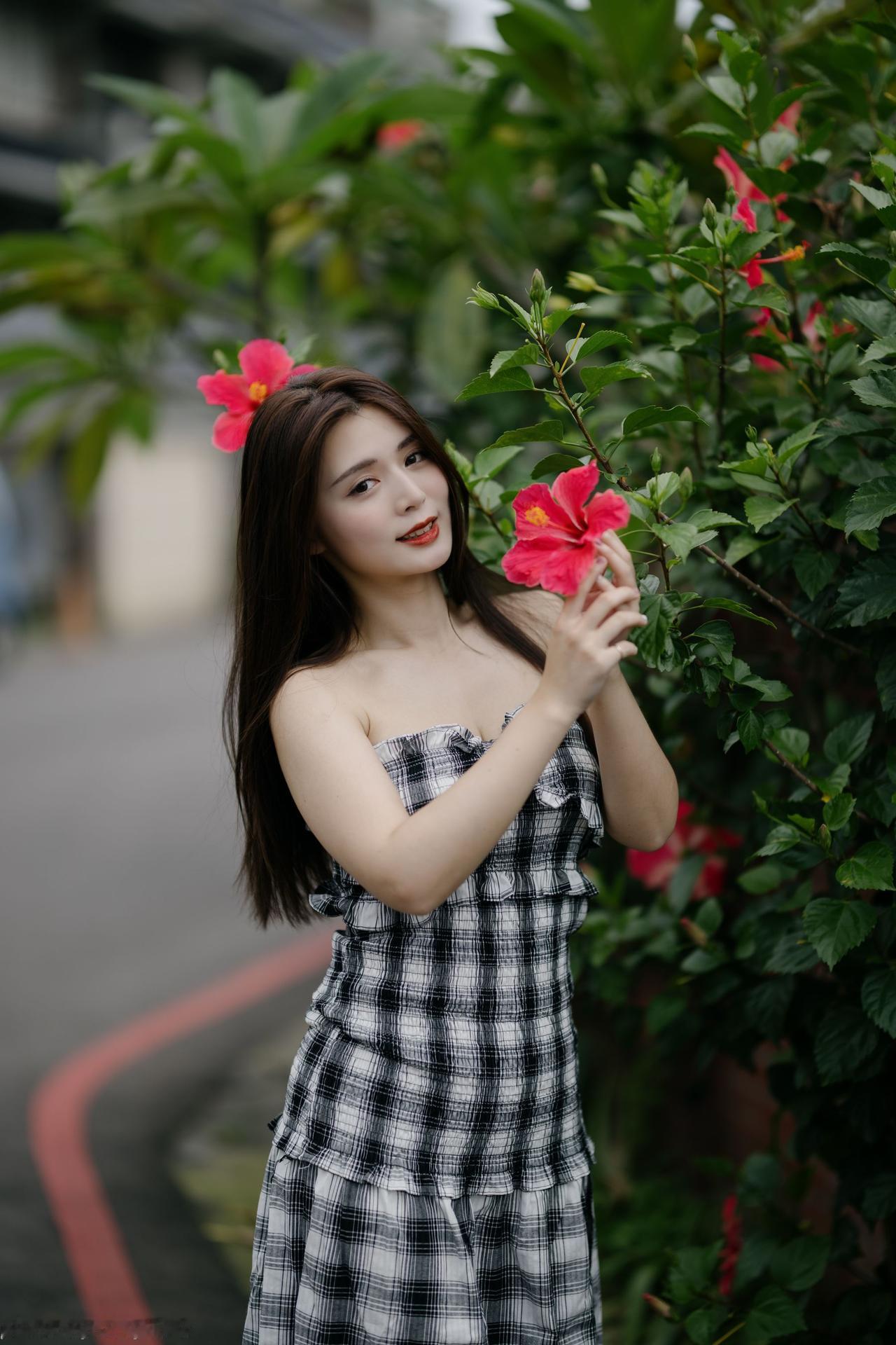 甜美少女与艳丽花朵的完美邂逅，花海中的梦幻时刻。花海少女照 蓝色花海少女 花海少