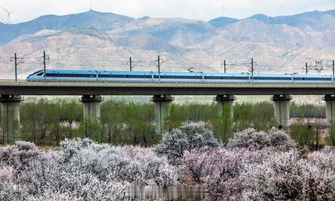 铁路,早安 无人做你的光芒，就自己照亮远方。早安~ 