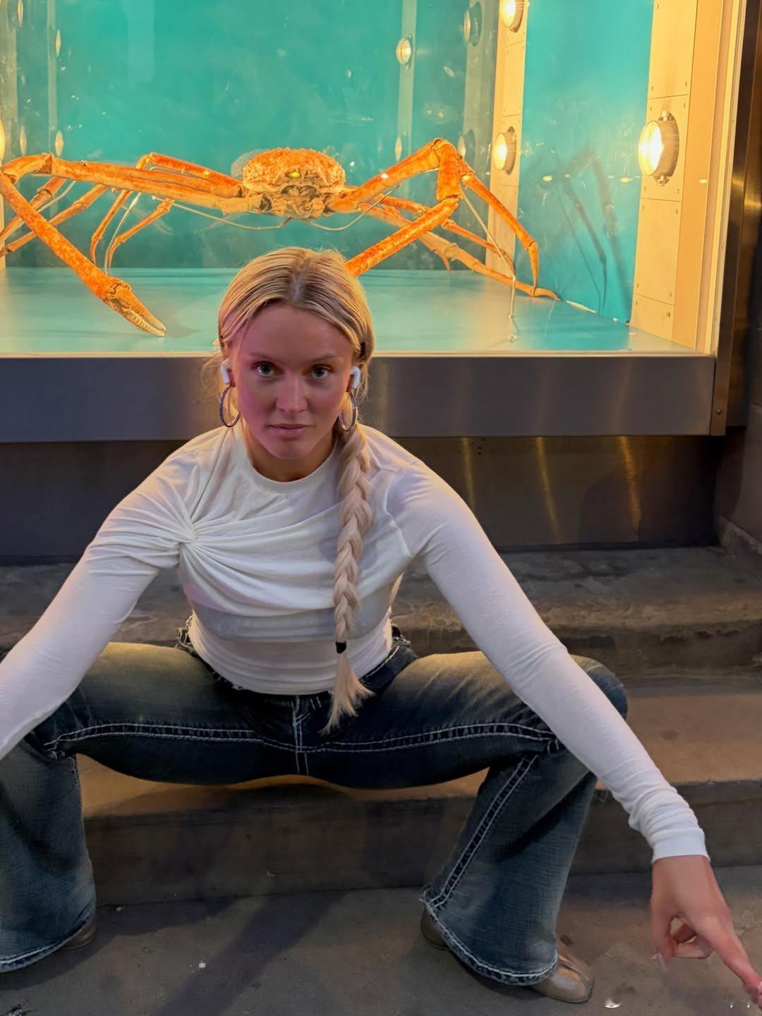 Zara Larsson 在曼彻斯特博物馆外与巨型蜘蛛蟹同框合影🦀 