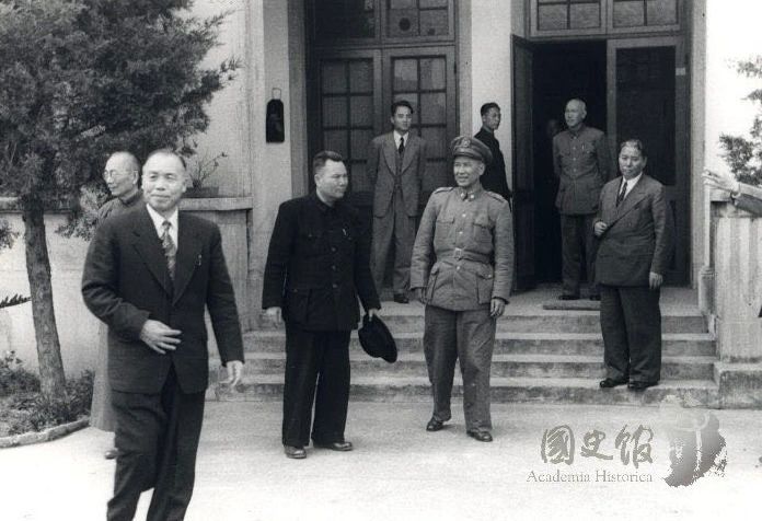 1949年4月16日，蒋中正飞莅杭州与李宗仁开会
