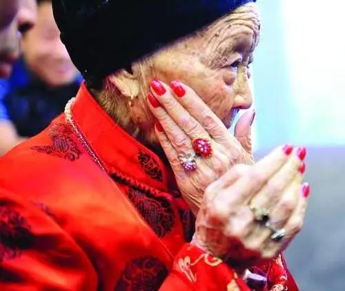 106岁老人的长寿生活，看完太治愈了。

山东成武县张楼镇医养院里，老人朱陈氏，