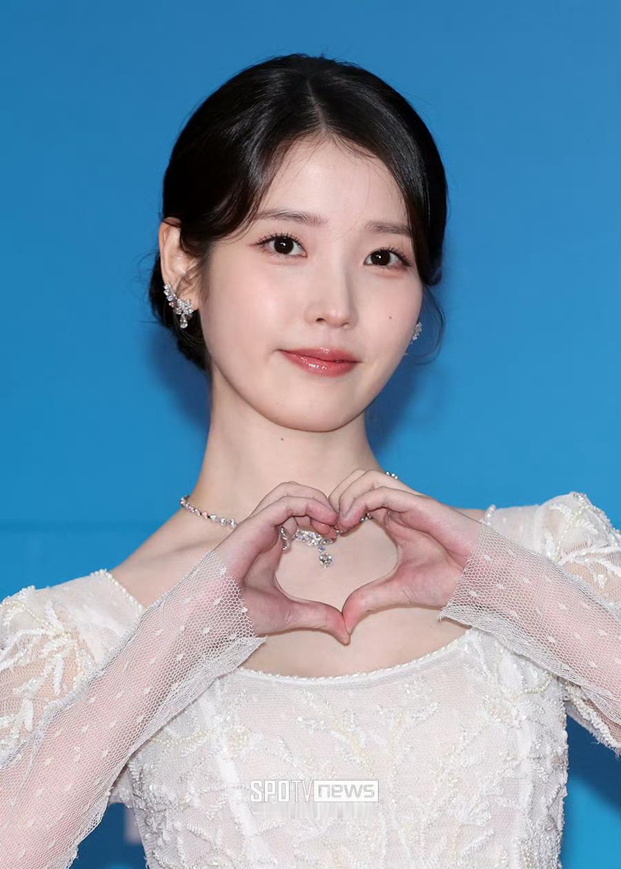 IU白裙盘发 宝宝你怎么这么美啊啊啊啊啊特别端庄 你不拿() 谁拿😭百想 ​​
