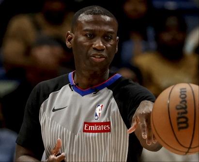 同一个裁判！季后赛3张球员罚单共计9w5：

1、布克质疑批评裁判，罚3.5万