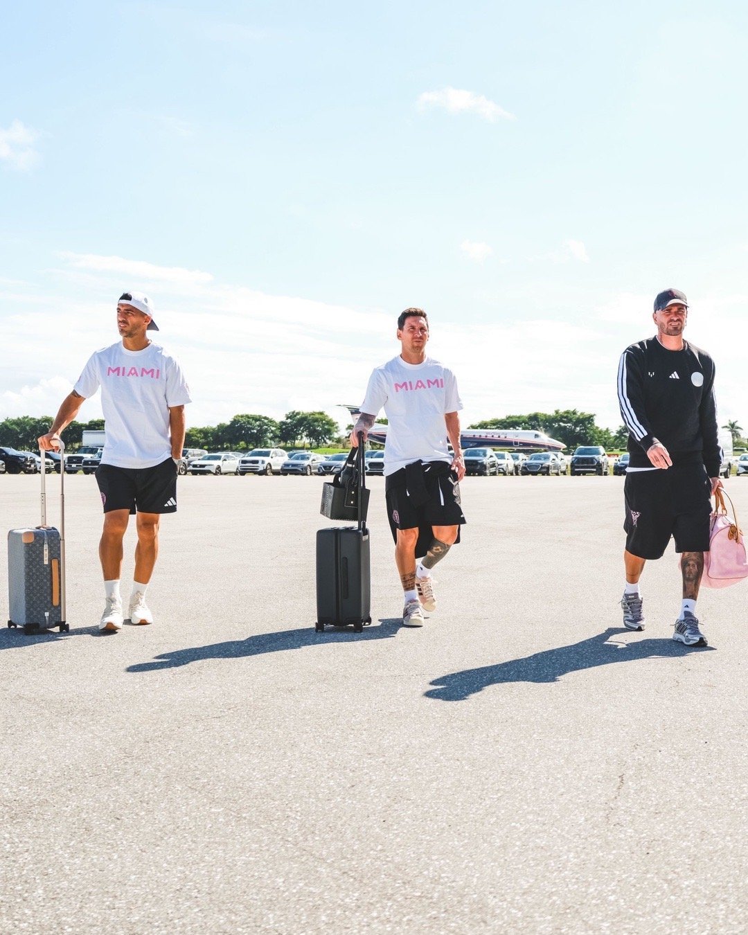 【冠军巡回赛第一站】🛫今日梅西和球队完成训练后，前往秘鲁！🔥冠军巡回赛第一站